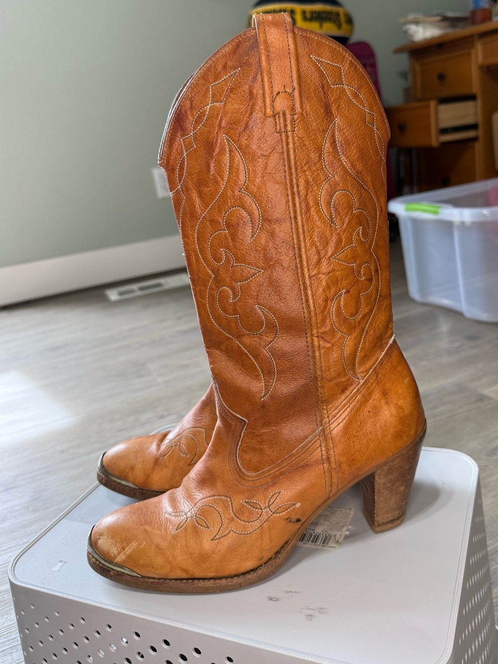 Vintage ACME Women’s Size 8 Tan Heeled Western Boots